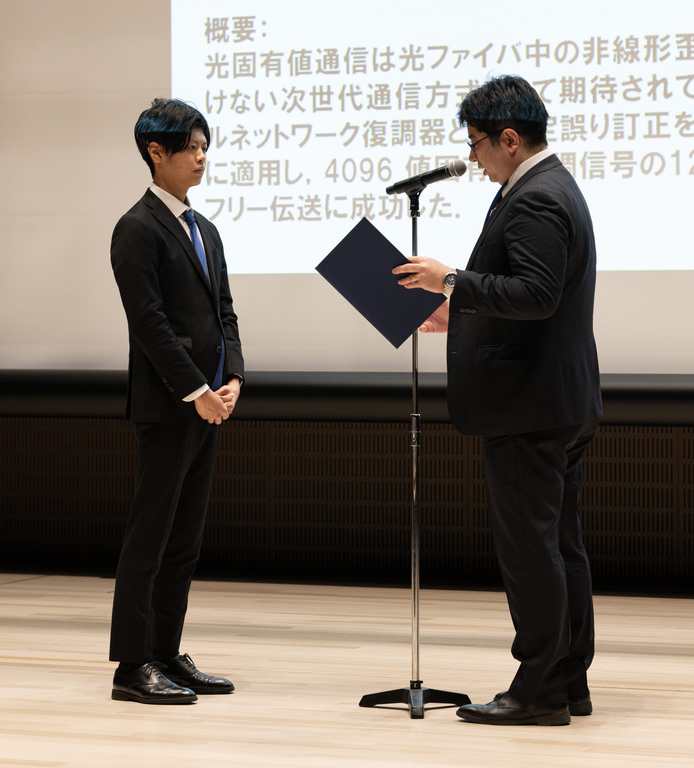 原田遼太朗さん、久野大介助教、丸田章博教授、三科健准教授が光通信